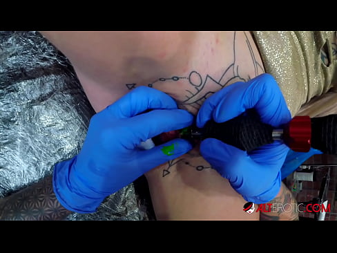 ❤️ Sully Savage, une chaudasse extrêmement tatouée, s'est fait tatouer le clitoris. ❤️ Porno de qualité at porn fr.nomescriativos.top ❌️